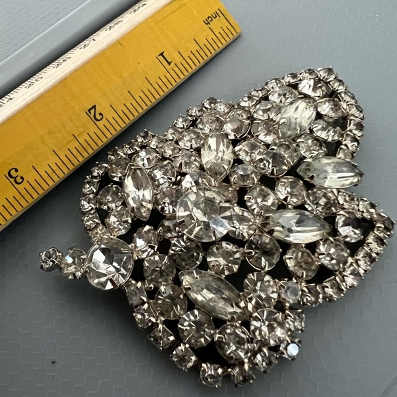 Large Vintage 1950's Leaf Rhinestone Brooch Pin - Picture 4 of 7